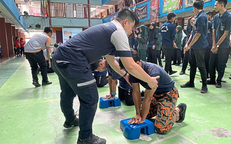 Students learn life-saving skills from medical professionals